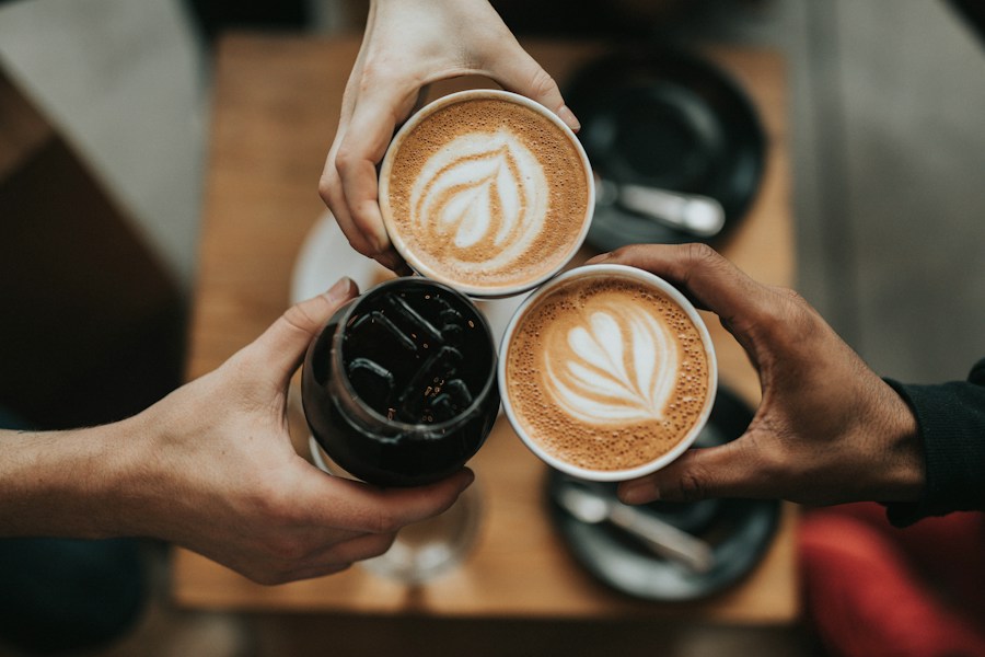 Bebidas de café compartidas entre amigos